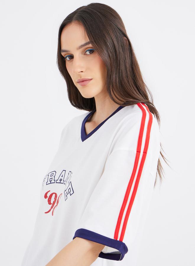 ستايلي تيشيرت نسائي أوف وايت بطبعة شعار ورقبة على شكل  كبير الحجم - Image 4